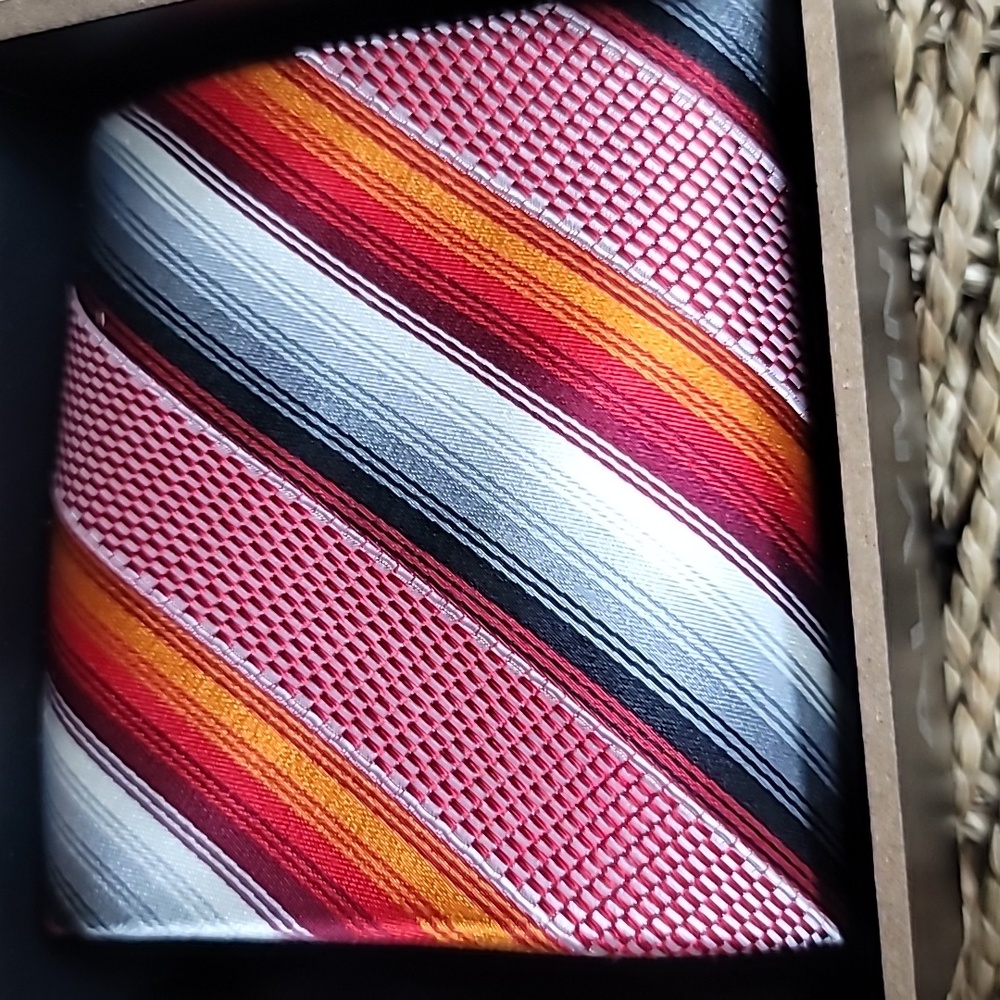 Red black men's neck tie in wooden gift box new - Picture 2 of 4